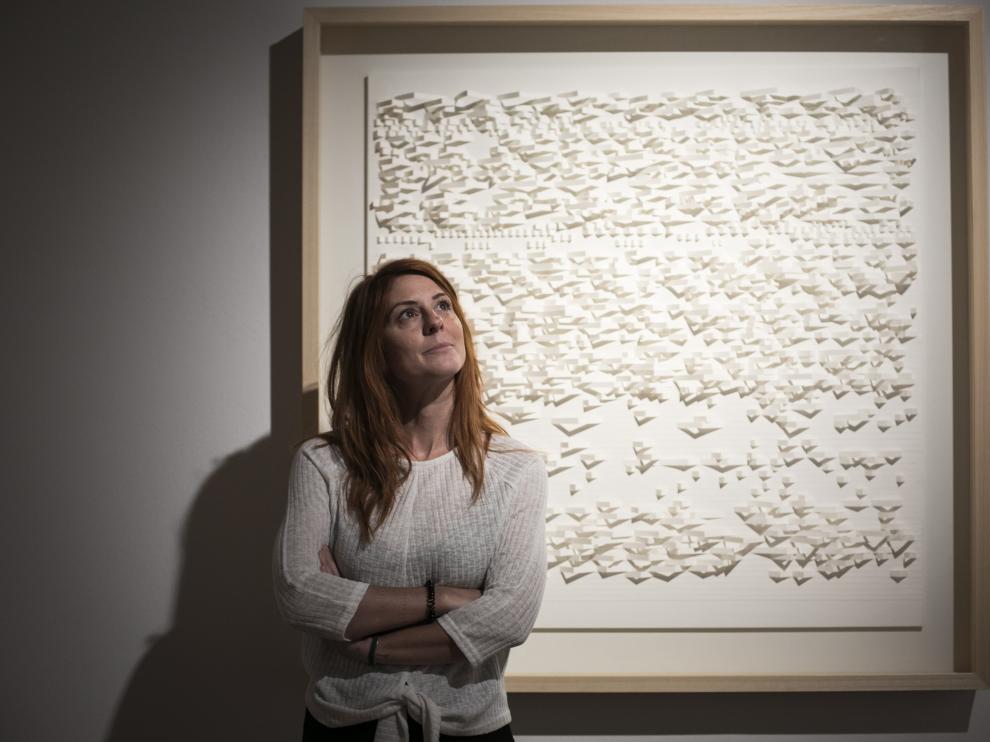 Carla Nicolás, con una de las obras de su exposición 'Abrigo'.