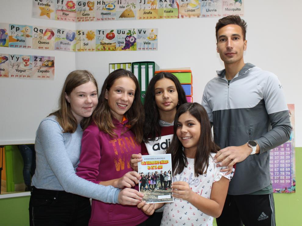 El profesor Javier Tarazona con algunas de las alumnas que participaron en el proyecto.