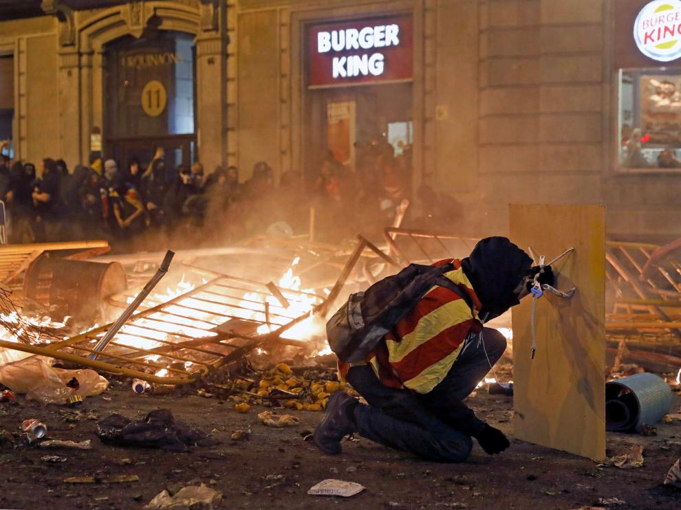 Imagen de uno de los radicales que han protagonizado actos vandálicos en las calles de Barcelona