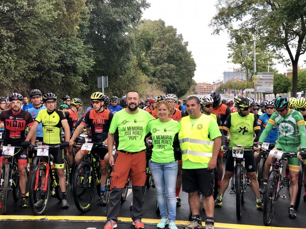 La viuda de Pepe Pérez con dos de los agentes compañeros del fallecido y organizadores de la carrera.
