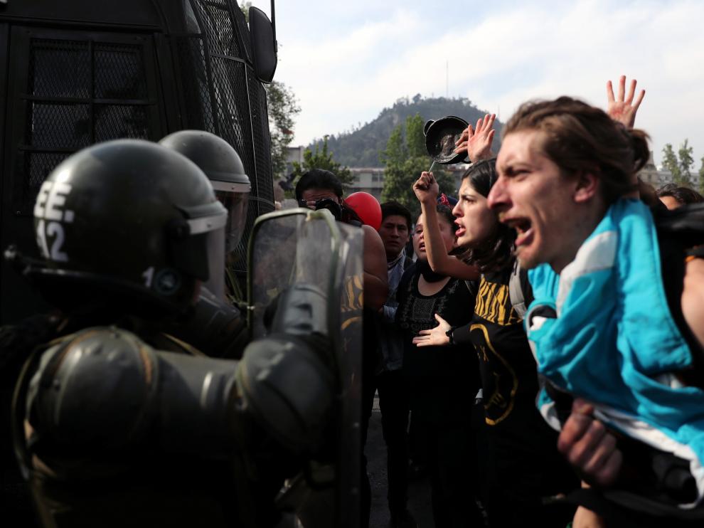 Un grupo de manifestantes se enfrentan a militares en Santiago de Chile