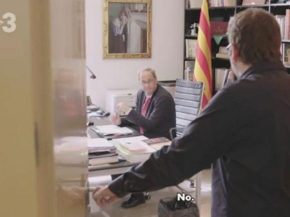 Imagen del vídeo difundido por TV3 en el que Quim Torra teatraliza su intento de llamada a Pedro Sánchez. TVE3/TWITTER