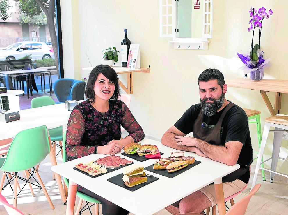 Aina Bachiller y Fran Romero, con algunas especialidades del gastrobar Del Fico.