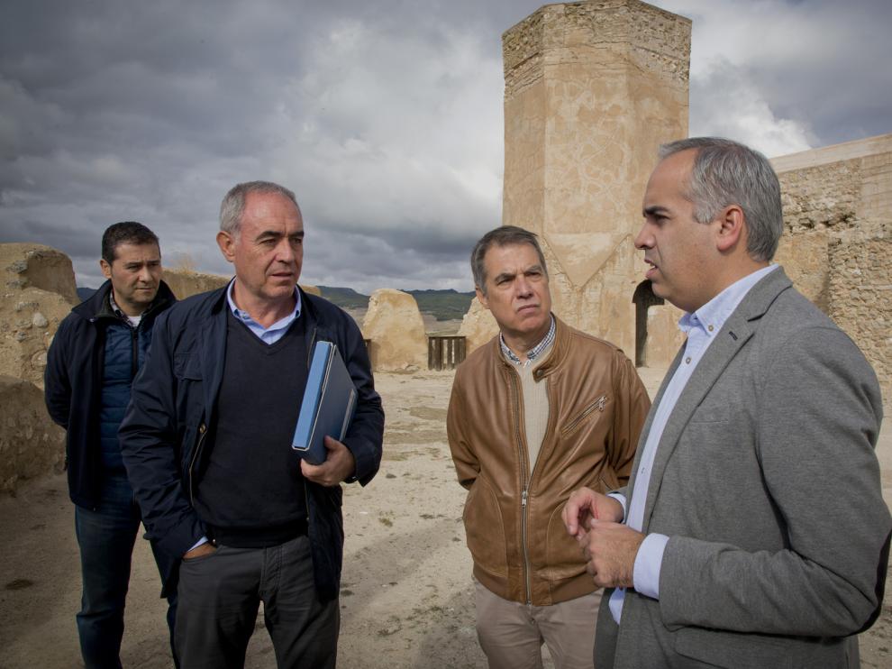 El concejal de Urbanismo, José Manuel Gimeno, con chaqueta gris, junto a los arquitectos