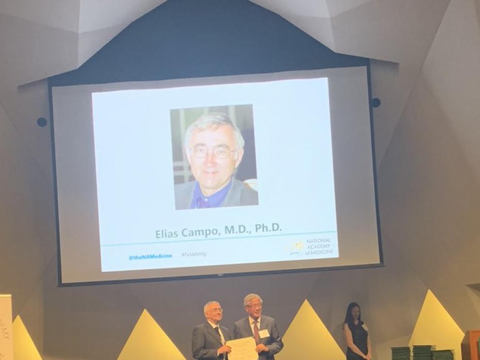 Elías Campo, a la izquierda, recibe el diploma de miembro de la Academia de Medicina de Estados Unidos.