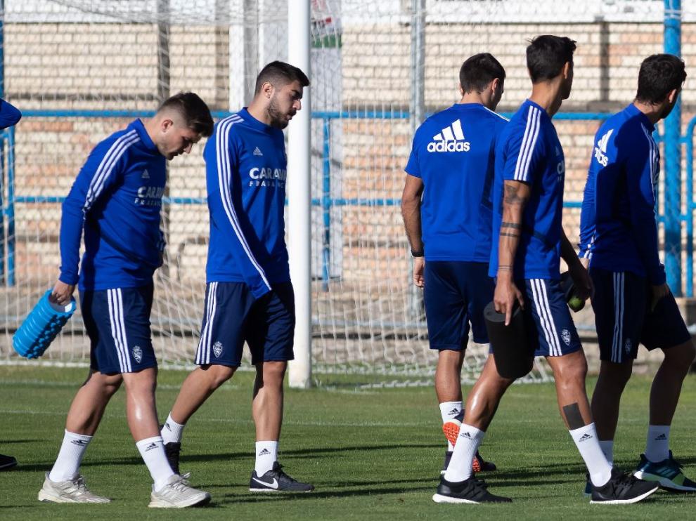 Algunos jugadores del Real Zaragoza en la Ciudad Deportiva.