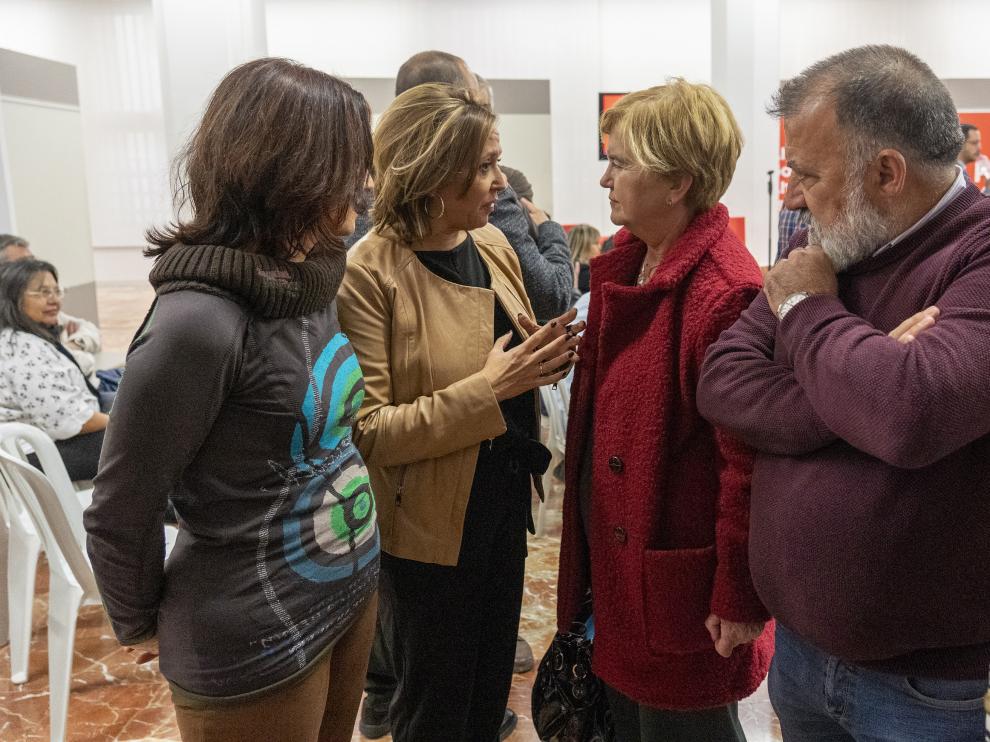 La excomisionada contra la despoblación, Isaura Leal, conversa con la secretaria general del PSOE turolense, Mayte Pérez.