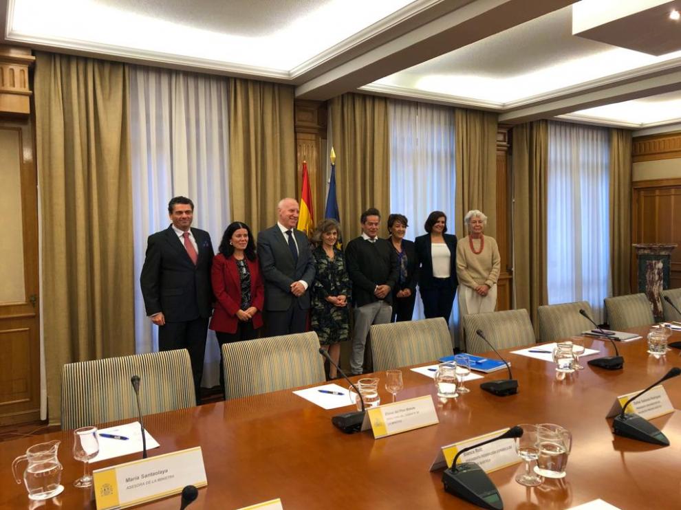 La ministra de Sanidad, Consumo y Bienestar Social en funciones, María Luisa Carcedo tras reunirse con la Federación Española de Fibrosis Quística y la Organización de Pacientes con Fibrosis Quística de España