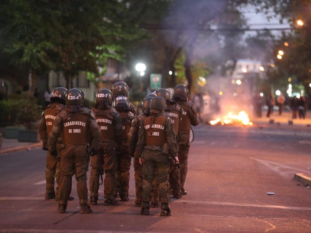 Los carabineros actúan contra los manifestantes en una calle del barrio de Providencia, en Chile.
