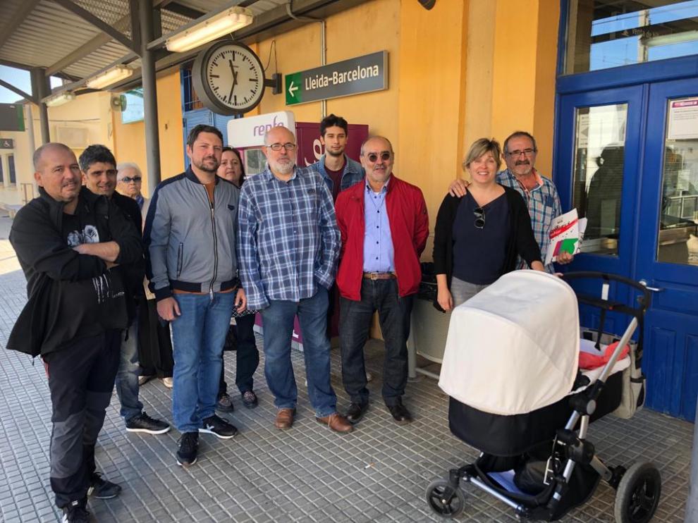 Representantes de Cambiar Barbastro, Monzón y Binéfar en la estación de Monzón.