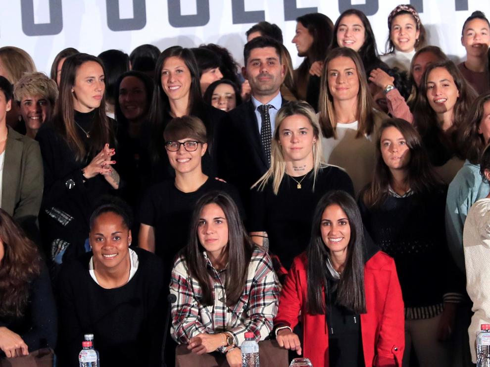 El presidente de la Asociación de Futbolistas Españoles (AFE), David Aganzo (c), durante la asamblea informativa con jugadoras de los dieciséis clubes de primera división.