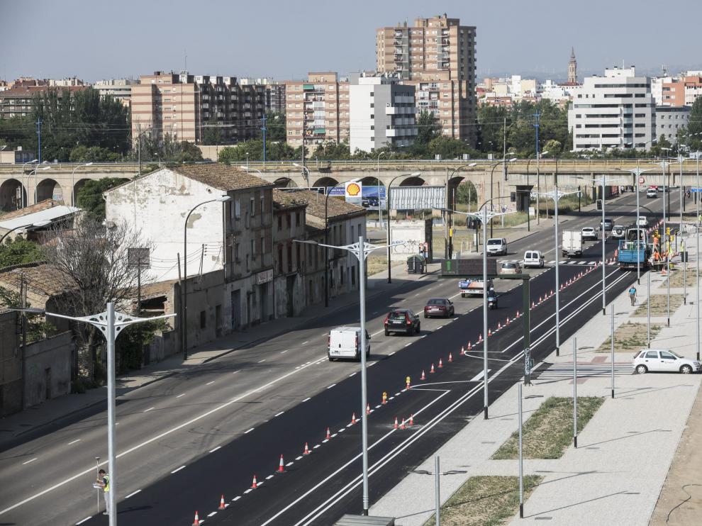 Un tramo de la acera a la derecha de la avenida Cataluña está reformada mientras que la parte izquierda sigue sin reformar.