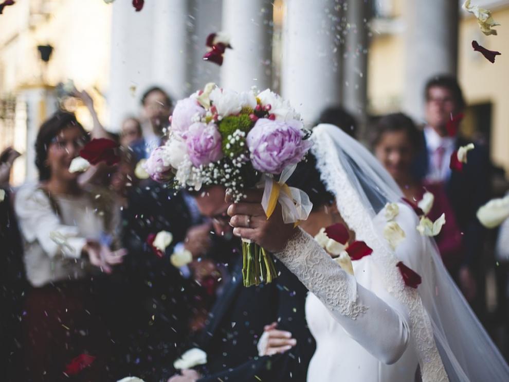 Novios al salir de la iglesia el día de su boda