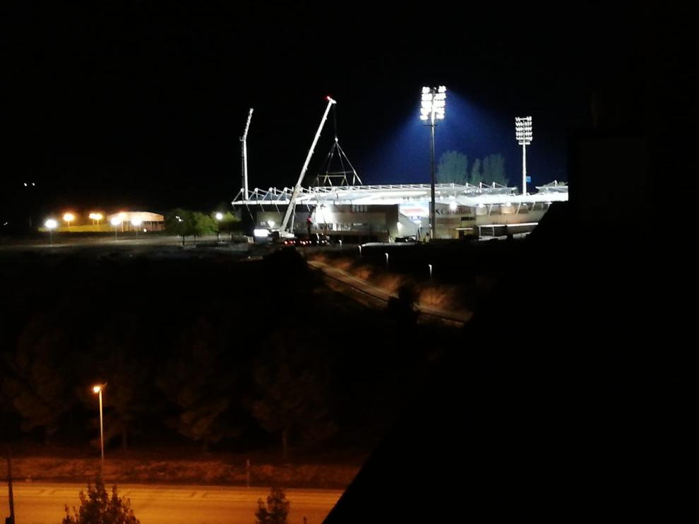 Trabajos de instalación de la cubierta de Gol Sur el lunes por la noche.