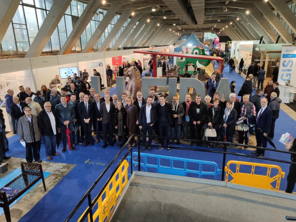 Foto de familia de miembros del PSOE de Huesca y de Lérida en la feria Municipalia.