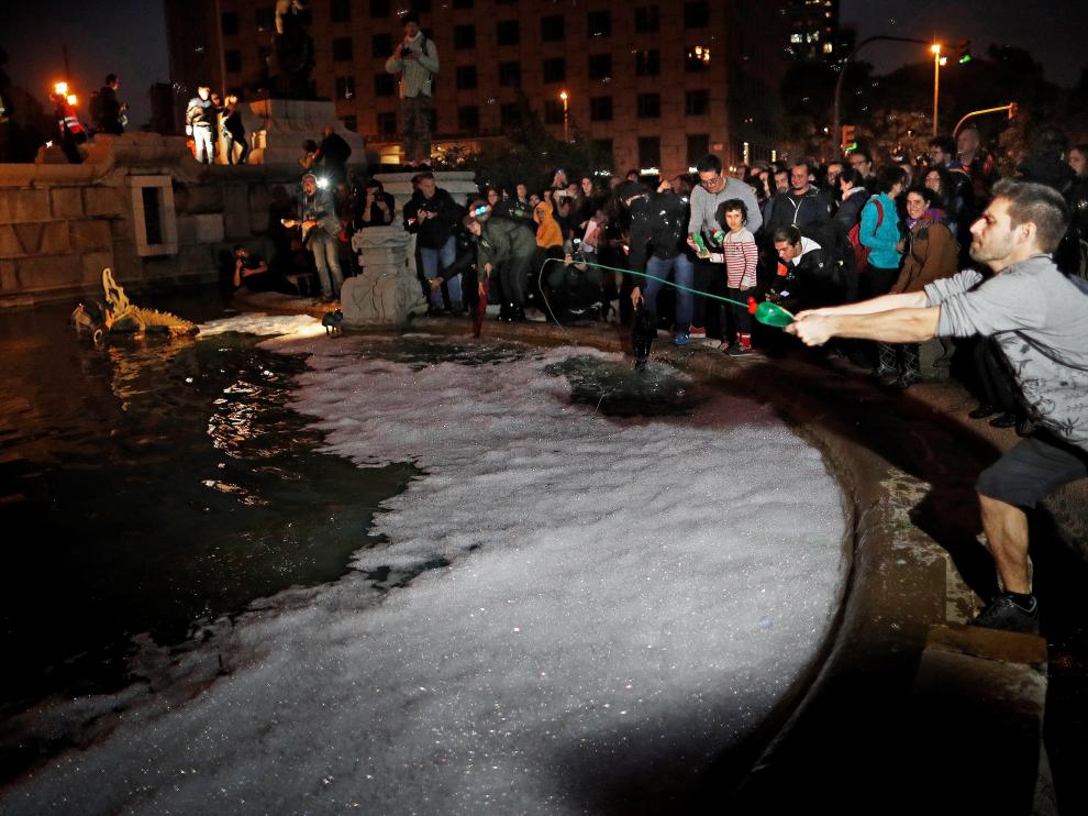 Los manifestantes han lanzado lavavajillas a la fuente a modo de protesta