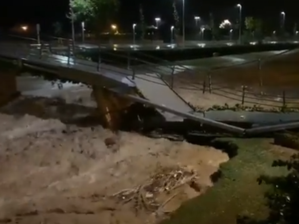 Los usuarios compartieron fotos y vídeos del puente derrumbado en Cambrils
