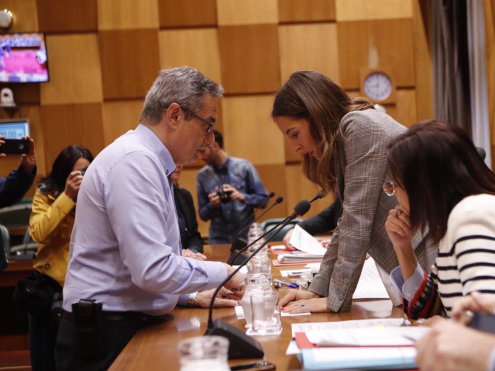 El portavoz de Vox, Julio Calvo, conversa con la concejal de Hacienda, María Navarro, este martes,