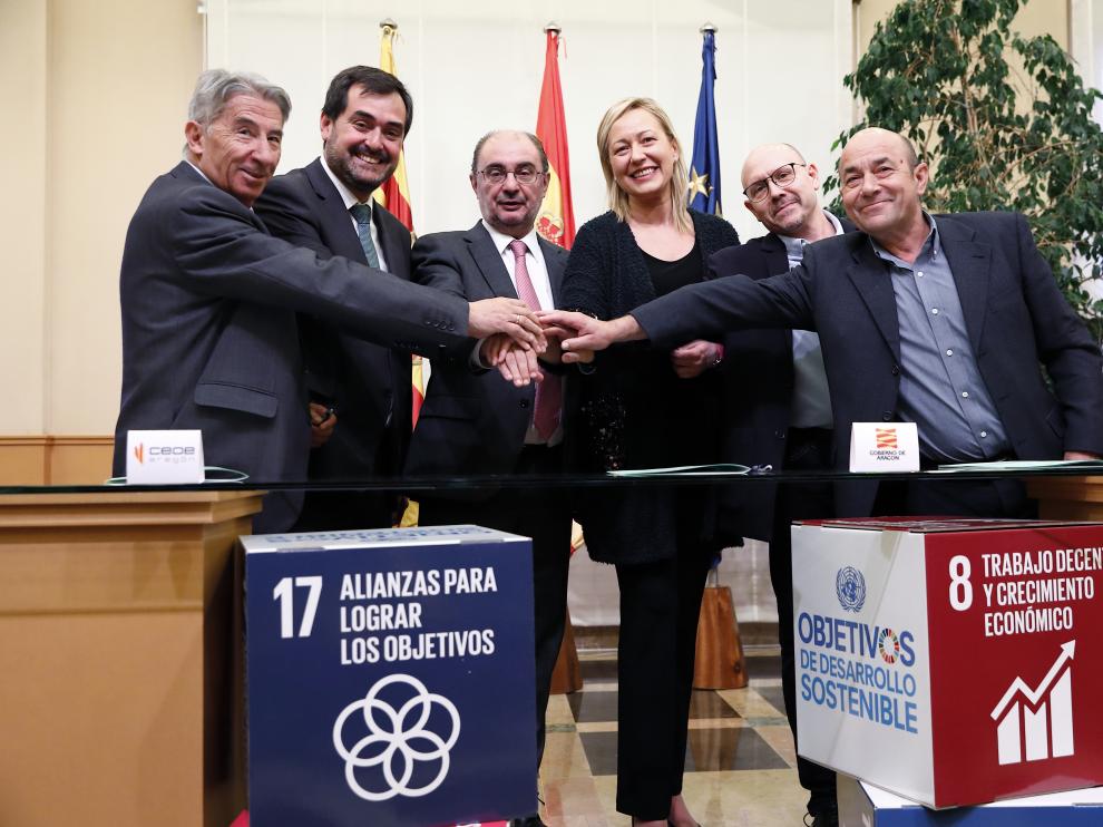 Aurelio Lopez de Hita, secretario general de Cepyme Aragón; Ricardo Mur, máximo responsable de CEOE Aragón; el presidente aragonés, Javier lambán; la consejera Marta Gastón y los líderes de CC. OO. Aragón y de UGT Aragón, Manuel Pina y Daniel Alastuey.