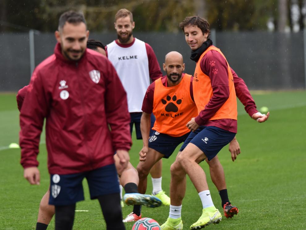 Mosquera, con peto naranja tras Ferreiro, durante el entrenamiento de este martes.