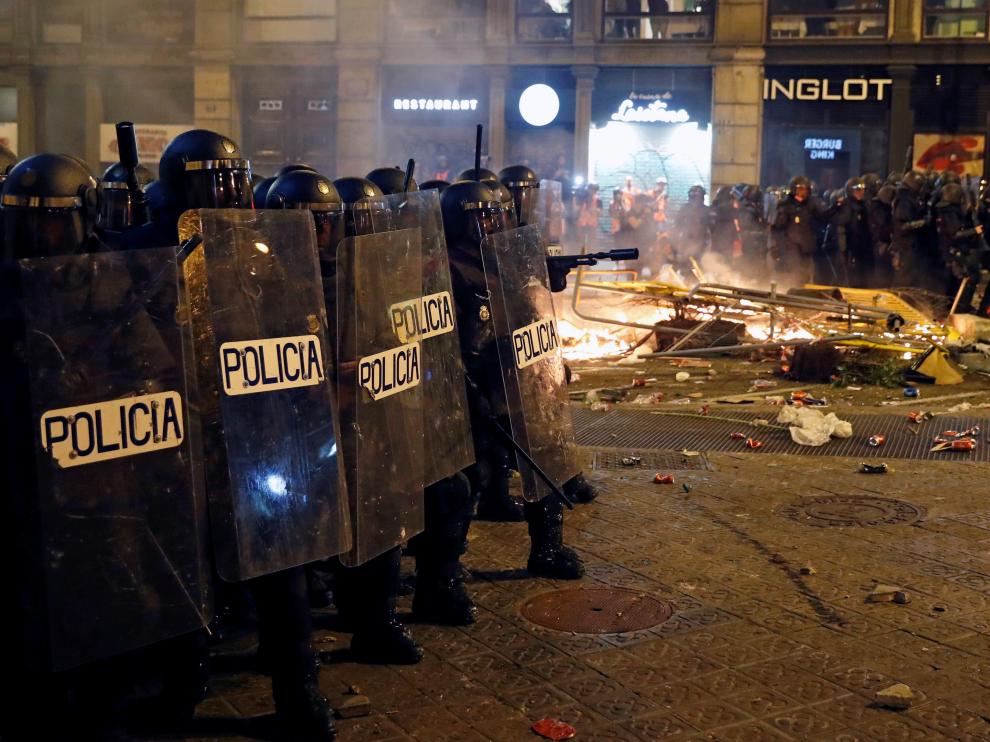 Policías antidisturbios, durante los incidentes del pasado viernes en Cataluña.