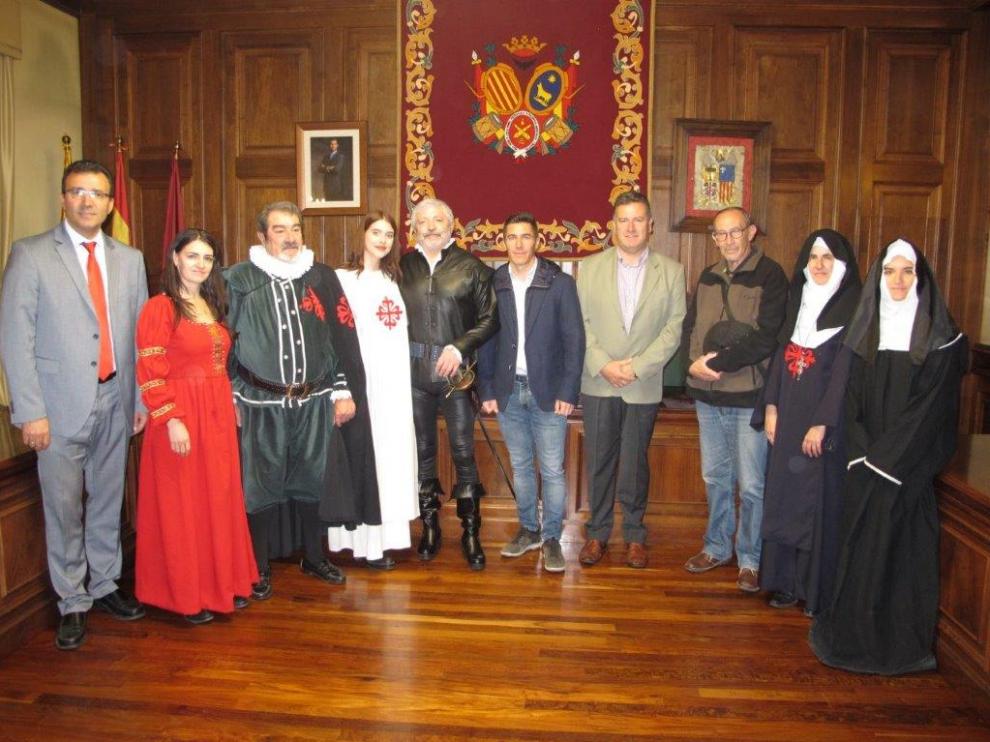 Actores, patrocinadores y director, durante la presentación de Don Juan Tenorio en el Ayuntamiento Teruel.