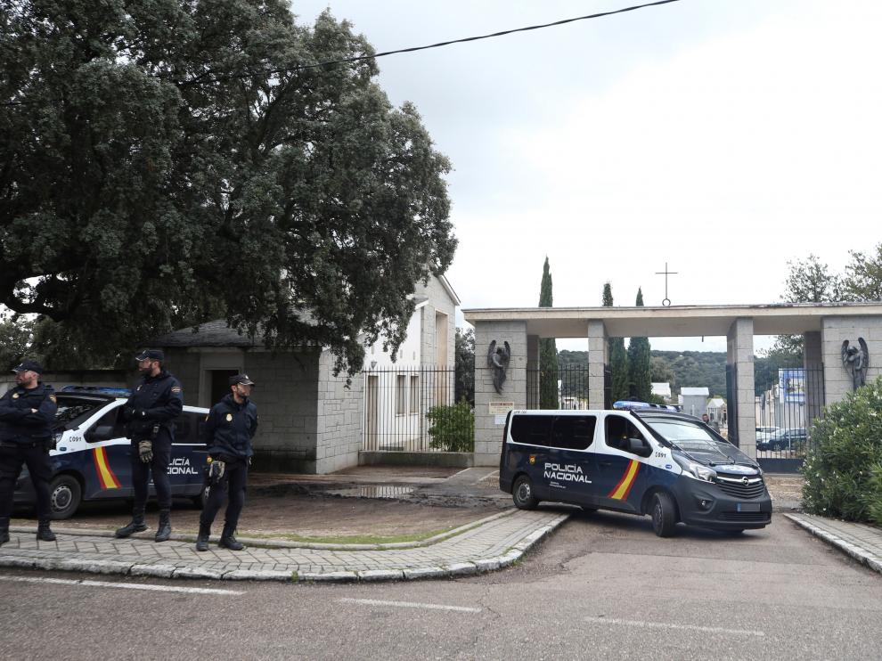 Agentes de la Policía Nacional custodian el cementerio de Mingorrubio-El Pardo.