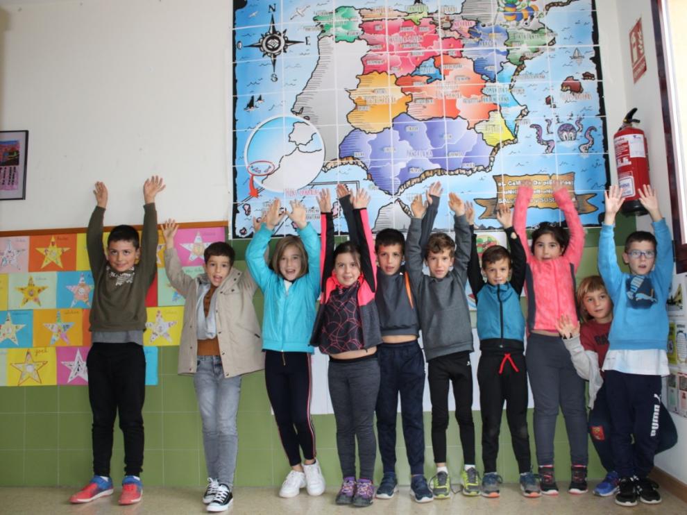 Alumnos del colegio Moncayo de Tarazona junto al mapa del proyecto 'El camino de PiEFcitos'.