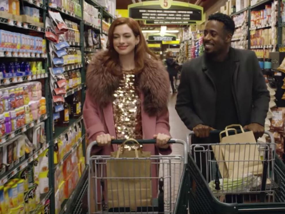 Anne Hathaway y Gary Carra, en 'Modern Love'.
