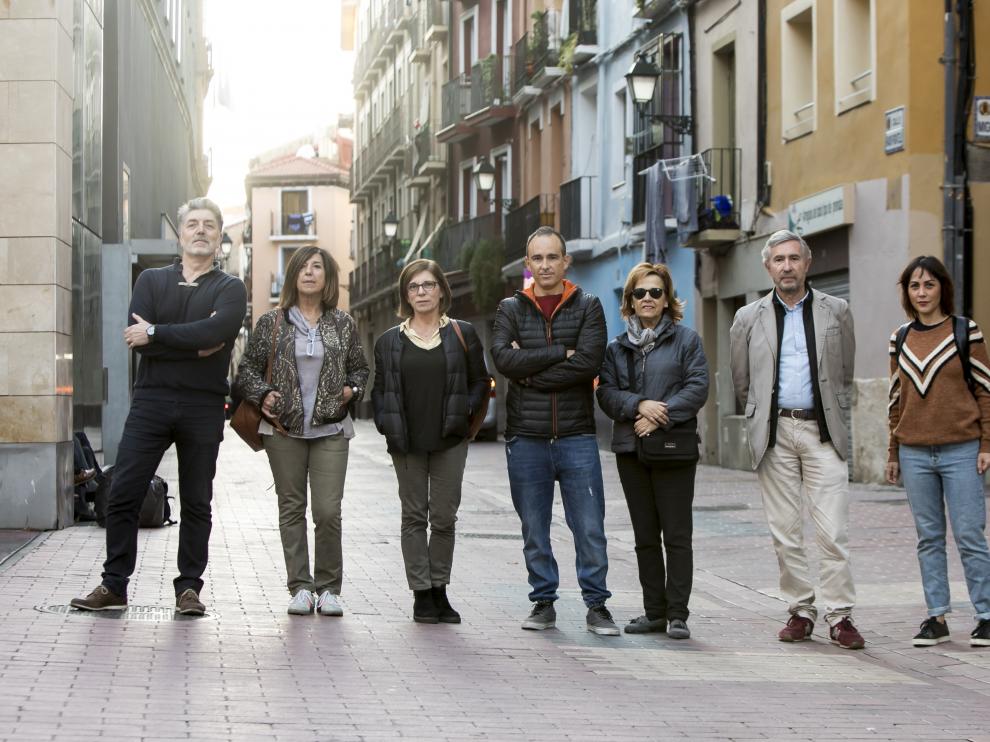 El presidente y los vocales de la nueva asociación Calles Dignas, ayer, en la calle de Pignatelli de Zaragoza.