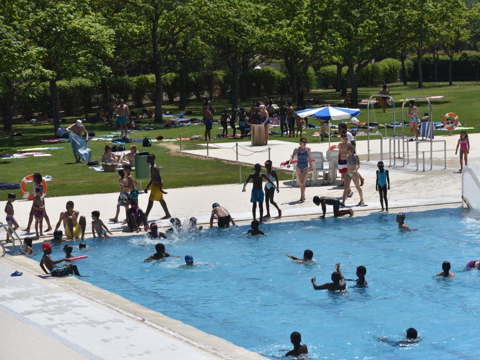 Bañistas en la piscina de la ciudad Deportiva José María Escriche este verano