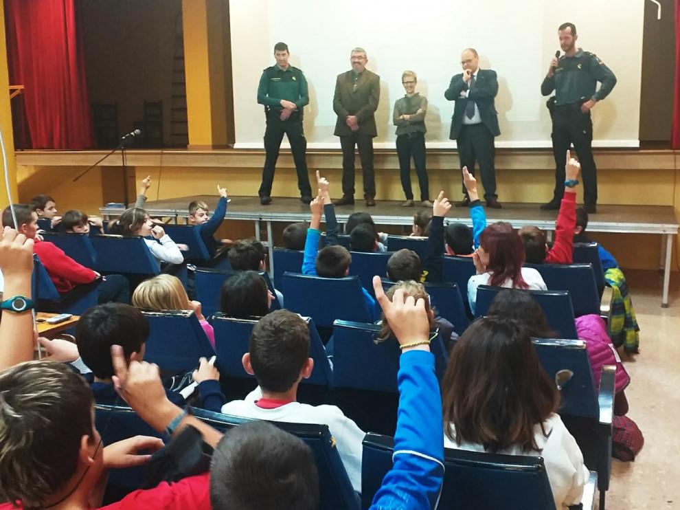 El subdelegado del Gobierno, José Ramón Morro, con agentes de la Guardia Civil y responsables educativos en Castelserás.