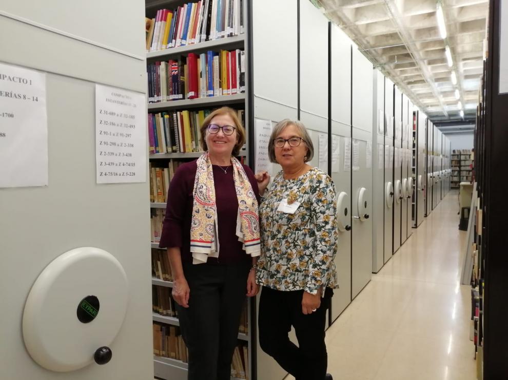 Matilde Cantín y María Ángeles Euba en uno de los depósitos de la Biblioteca María Moliner de la Universidad de Zaragoza.
