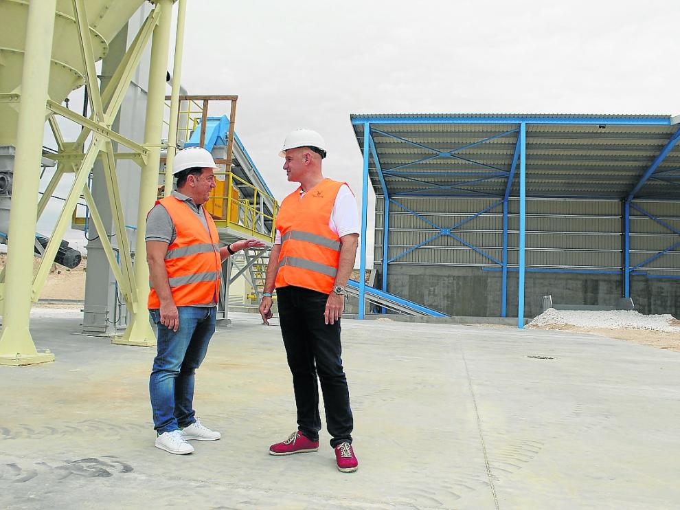 El director general, Erdem Kütükçü, y Fernando Montagud, de márquetin, en la planta.