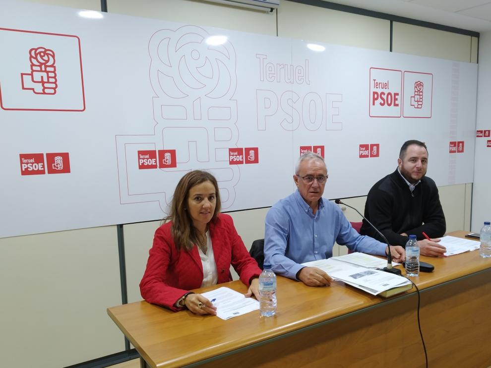 El portavoz del PSOE, Samuel Morón, en el centro, acompañado de dos concejales socialistas.
