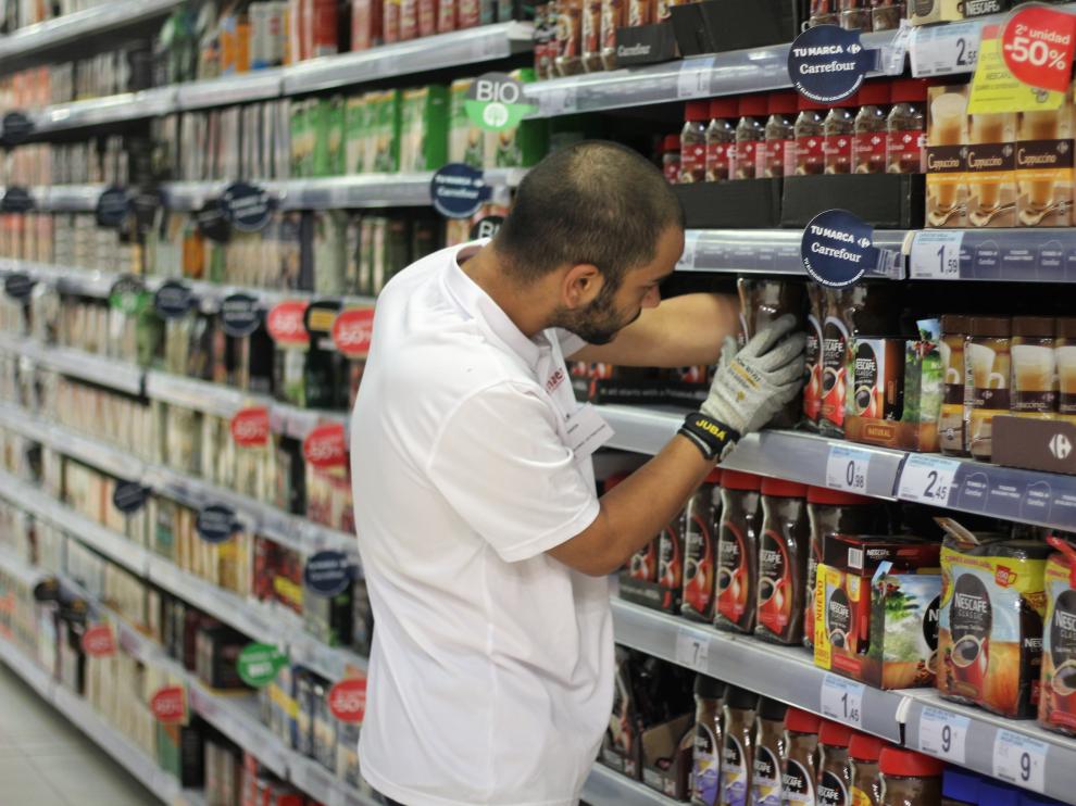 Un alumno de la Escuela Taller Alma Commerce de prácticas en Carrefour
