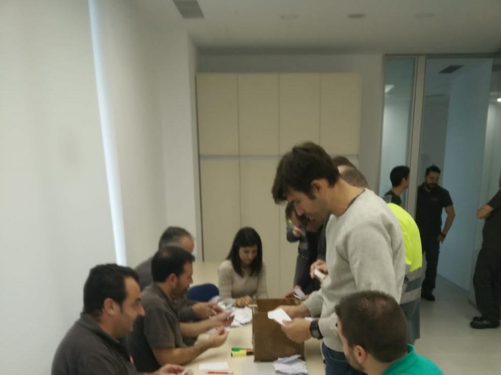 Algunos trabajadores de Pikolin en el momento de la votación en la fábrica