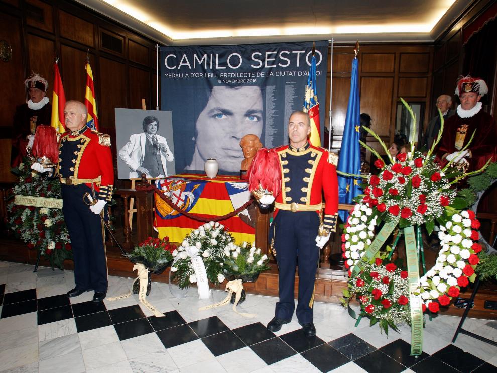 Capilla ardiente con las cenizas de Camilo Sesto en el salón de plenos del Ayuntamiento de Alcoy.