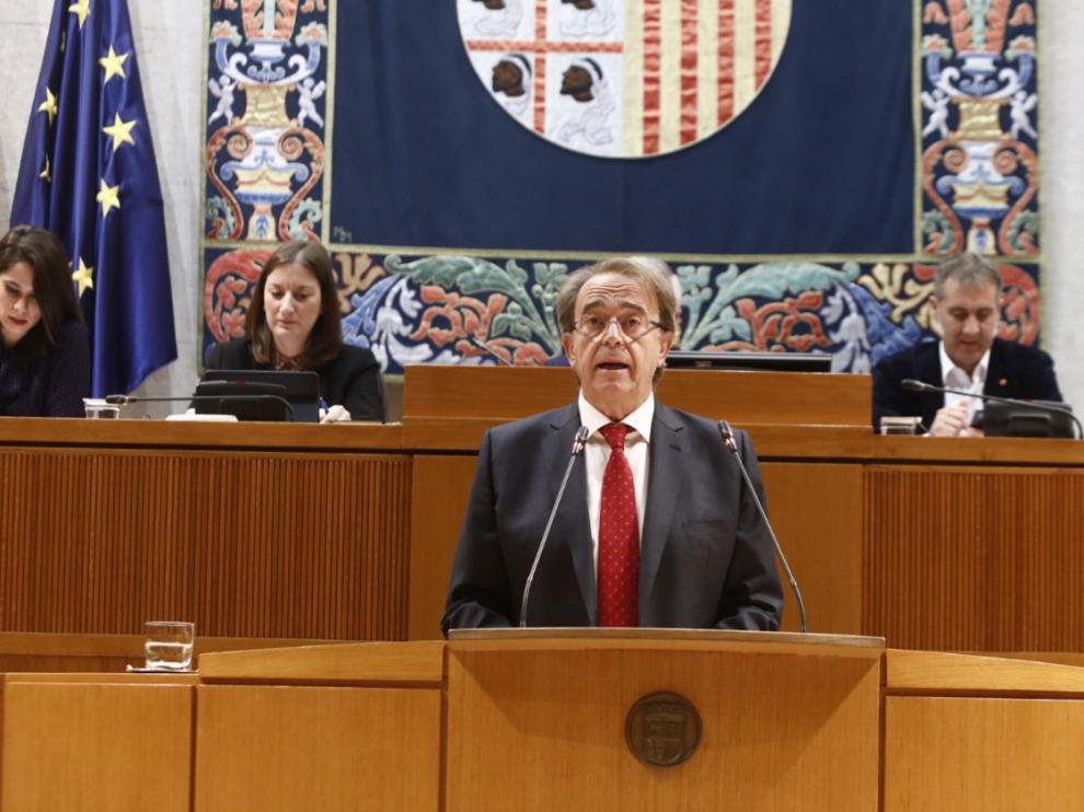 El consejero de Hacienda, Carlos Pérez Anadón, ha defendido el techo de gasto para 2020 ante el pleno de las Cortes, este jueves.