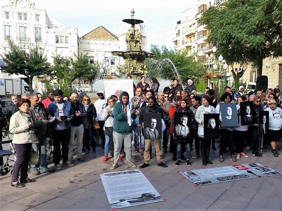 Concentración convocada esta mañana por Cáritas en la plaza Navarra de Huesca