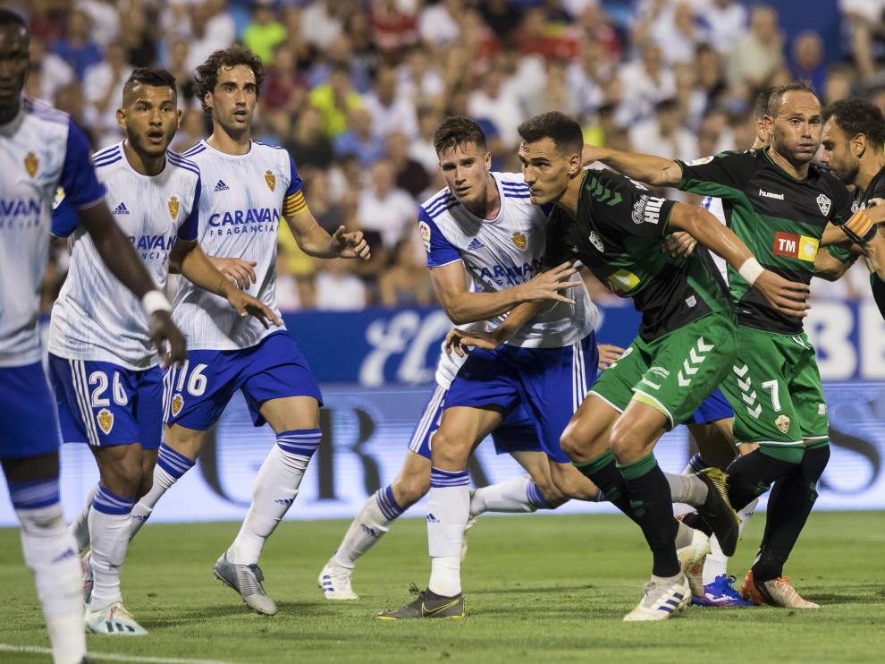 Dani Calvo, a la derecha, durante el partido del Elche en La Romareda.