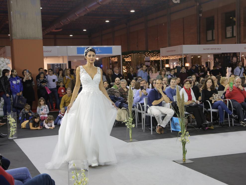 Una de las modelos desfila con uno de los vestidos propuestos.