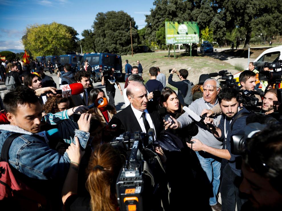 Francis Franco (d) atiende a los medios tras asistir a la exhumación.