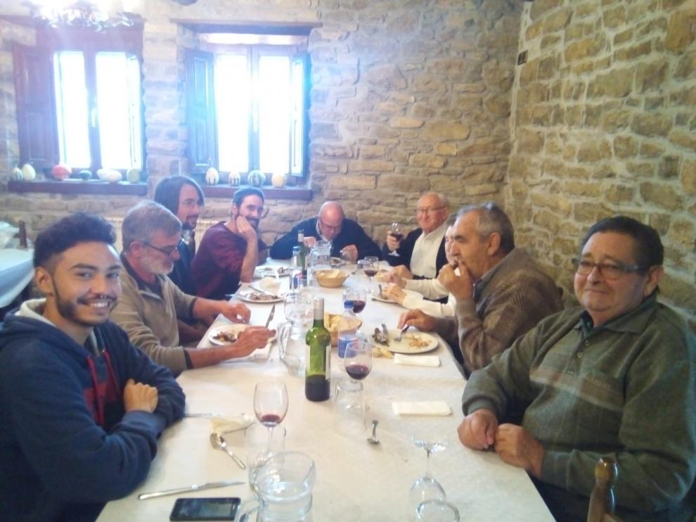 Jóvenes que ayudan a mayores en Artieda.