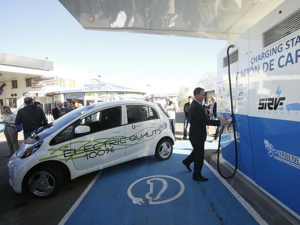 Las electrolineras ofrecen puntos de recarga de coches eléctricos.