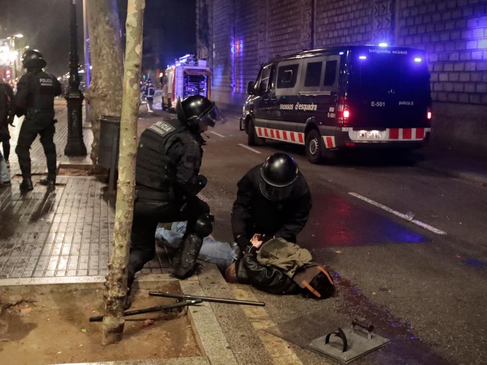 Los Mossos d'Esquadra detienen a un manifestante en Las Ramblas.