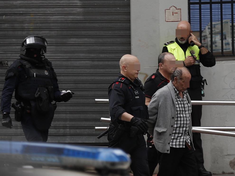 Los presuntos autores han sido detenido tras refugiarse en un piso cercano al lugar de los hechos en la calle Bruno Mauricio Zabala