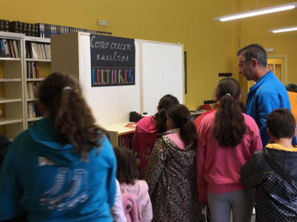 Niños del colegio de La Zaida, en el nuevo espacio de la biblioteca.
