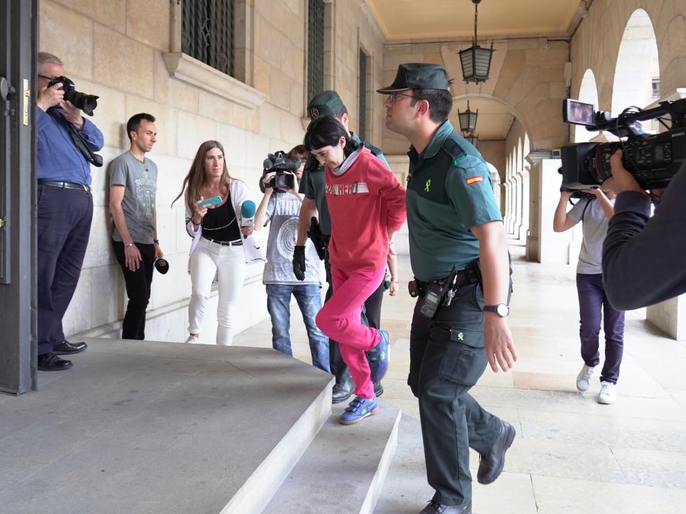 La hija de la mujer emparedada en Pozondón al ser conducida al juzgado.