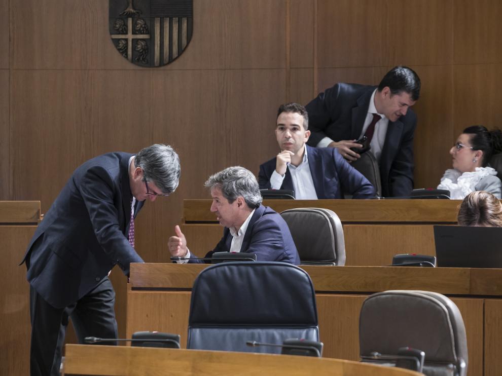 Los portavoces del PSOE y de Ciudadanos, Vicente Guillén y Daniel Pérez Calvo, en el pleno celebrado este jueves.